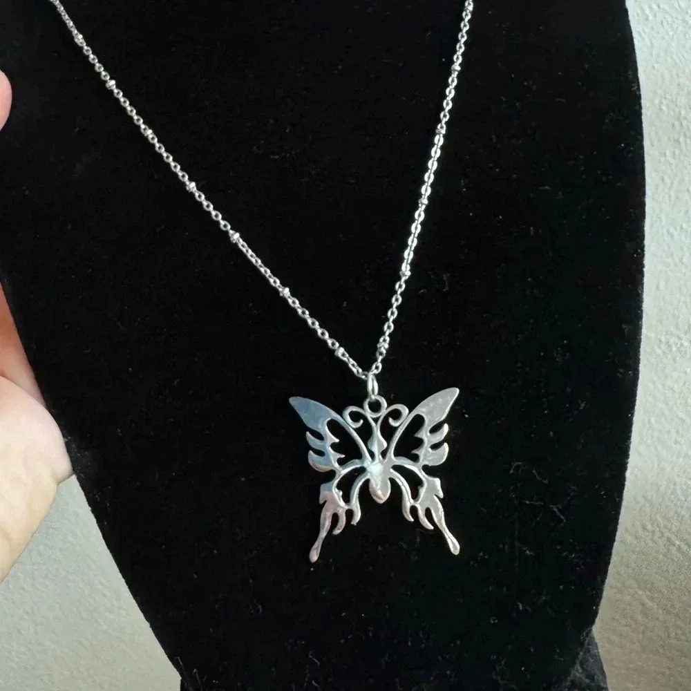 Edgy Butterfly pensante Necklace - Picture 4 of 8